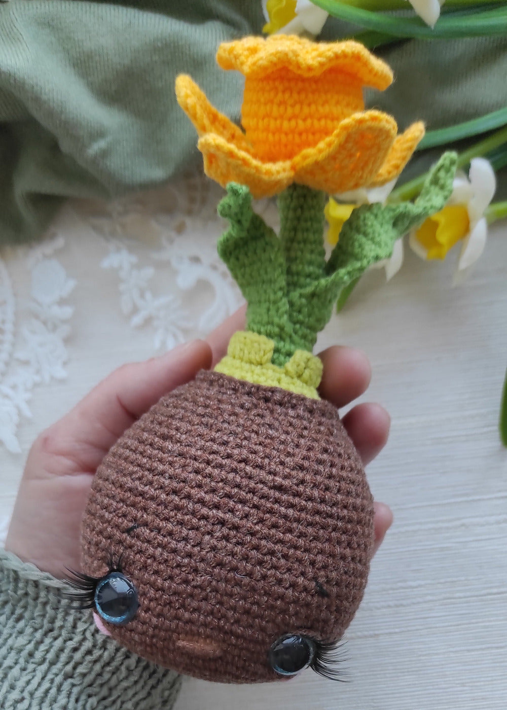 Handmade crochet daffodil in pot, 18 cm, 100% cotton soft sculpture